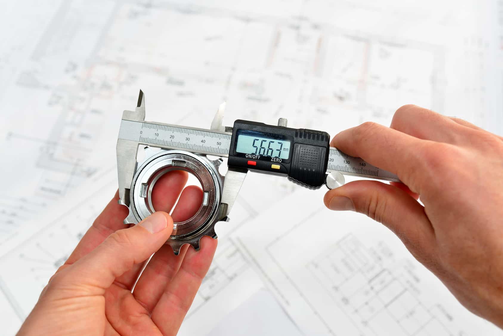 Qualitätskontrolle mit Meßschieber im Maschinenbau