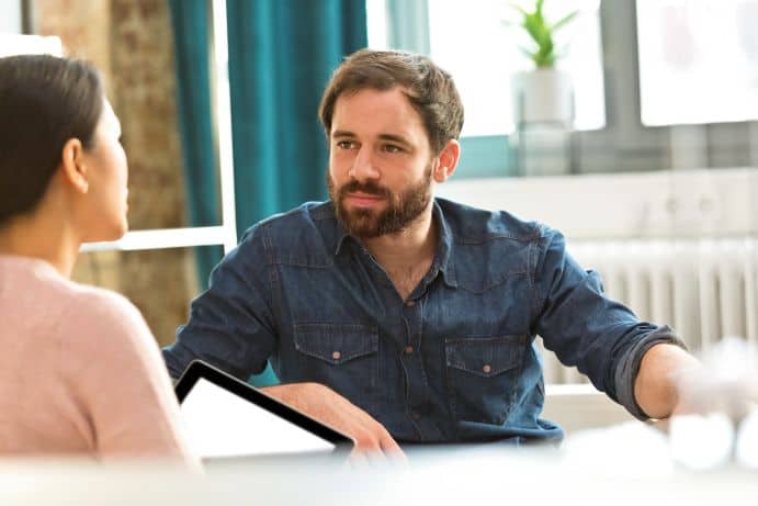 Gespräch zwischen zwei Menschen