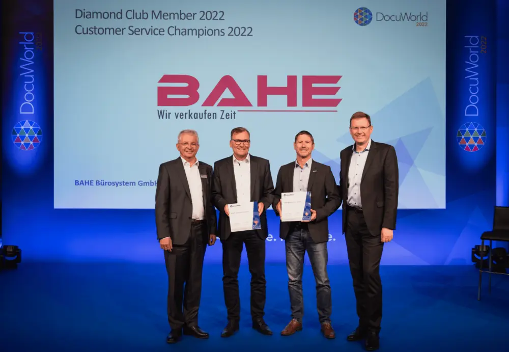 Docuware DATEV Schnittstelle 6 Jörg Raabe mit DocuWare Geschäftsleitung Dr. Michael Berger, Max Ertel. Bahe SmartWork als DocuWare Platinum Partner und Diamond Club Member